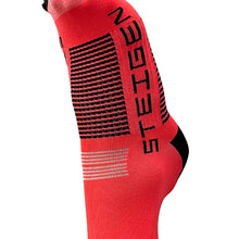 Meia cano médio SPORTBR Fluro Red com logo Steigen em preto, tecido respirável e ajuste preciso.