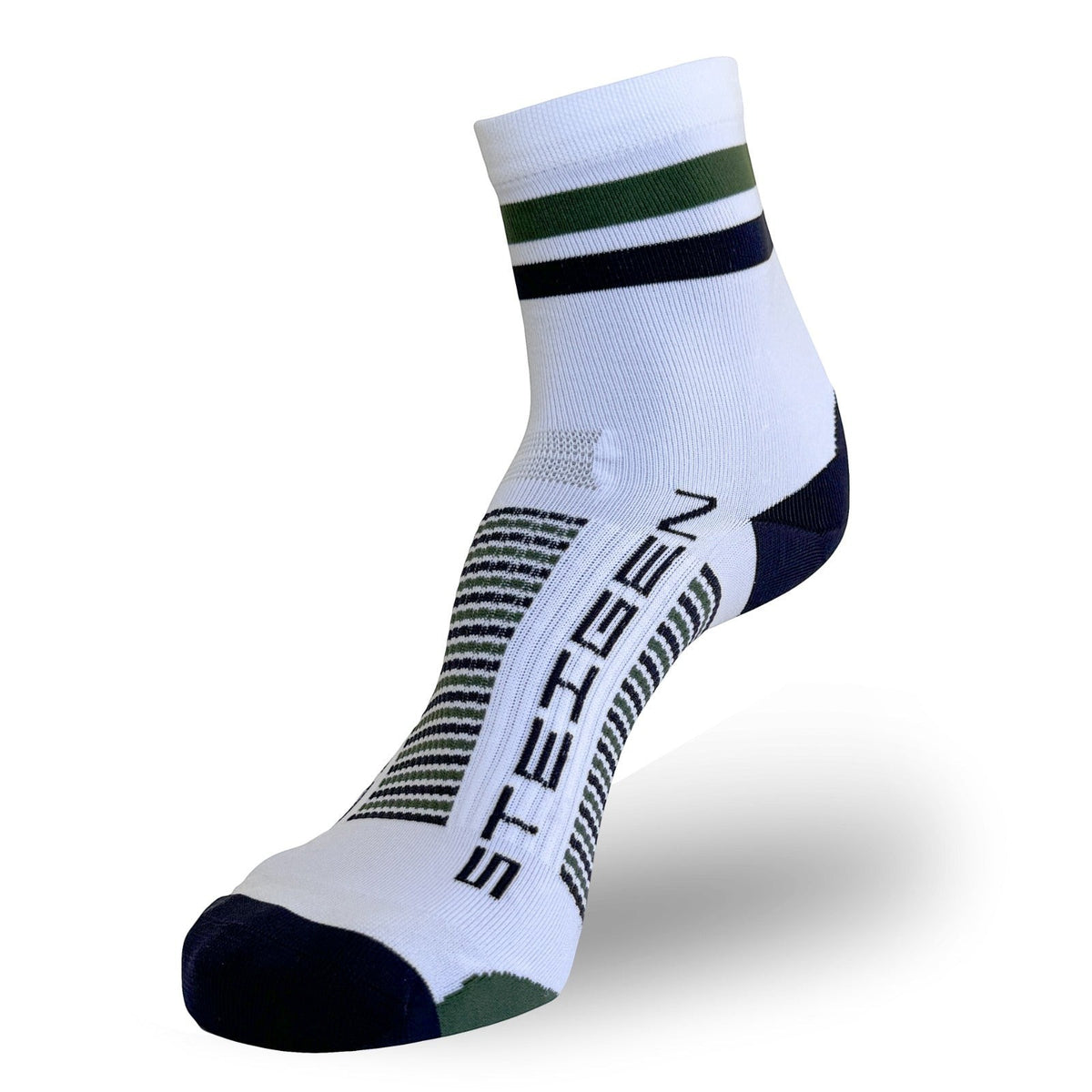 Meia cano médio branca Steigen Heritage Stripe com listras verdes e pretas, logo Steigen e detalhes em azul marinho.