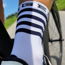 Meia cano médio branca com listras azuis escuras da SPORTBR, feita de nylon e Lycra, ideal para corrida.