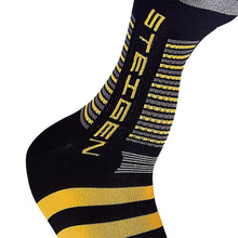 Meia cano médio preta com listras amarelas e cinzas, logo Steigen em amarelo. Ideal para corrida.