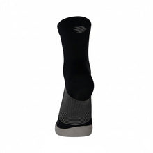 Meia SPORTBR cano médio preta com detalhes em cinza, ideal para corrida e esportes, feita de nylon e lycra.