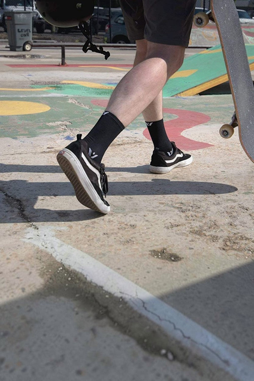 Meia de compressão SPORTBR Swiftwick Flite XT preta de cano médio sendo usada por skatista em pista de skate