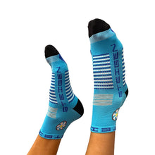 Meia cano baixo Steigen Breezy Blue com listras brancas e cinzas, logo e detalhes em preto.