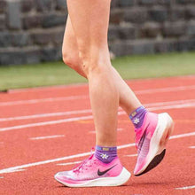 Meia Steigen cano baixo Bubblegum Purple com detalhes florais em roxo e branco, para corrida.