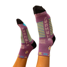 Meia Steigen cano baixo Bubblegum Purple com listras azuis e amarelas, ideal para corrida.