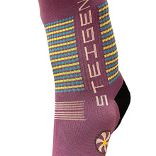 Meia Steigen cano baixo Bubblegum Purple com listras amarelas e azuis, feita de nylon e lycra.