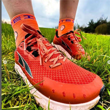 Meia Steigen cano baixo laranja com detalhes em roxo e branco, ideal para corrida.