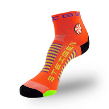 Meia cano baixo Steigen laranja com detalhes em verde limão e roxo, ideal para corrida.