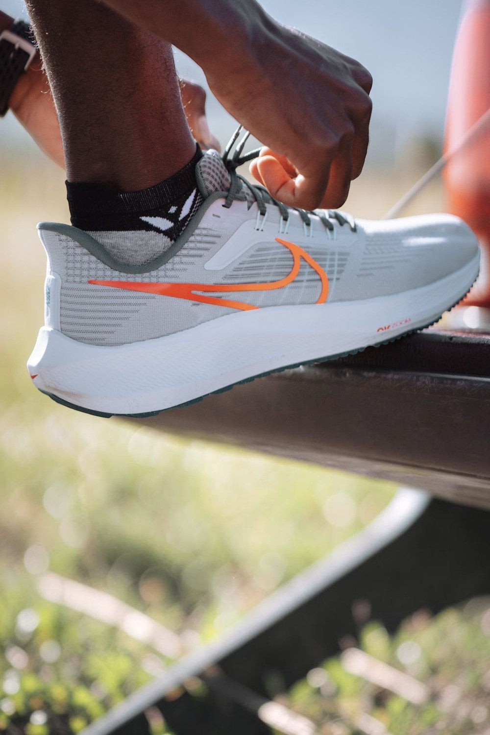 Meia de corrida preta SPORTBR Swiftwick Maxus com amortecimento, sendo usada por corredor com tênis esportivo.