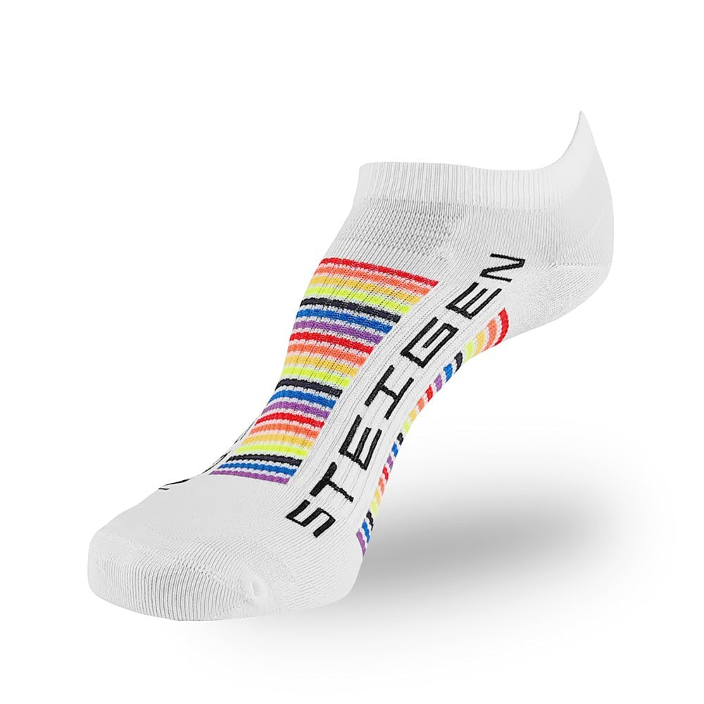 Meia de corrida Steigen branca sem cano com listras coloridas do arco-íris e logo Steigen. Composição 80% Nylon Microfibra e 20% Lycra.