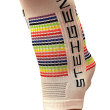 Meia de corrida Steigen sem cano, branca com listras coloridas e logo Steigen em preto. Tecido respirável e sem costura.