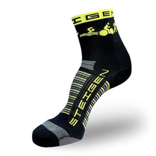 Meia esportiva Steigen cano curto preta com detalhes em amarelo e cinza, ideal para treino.