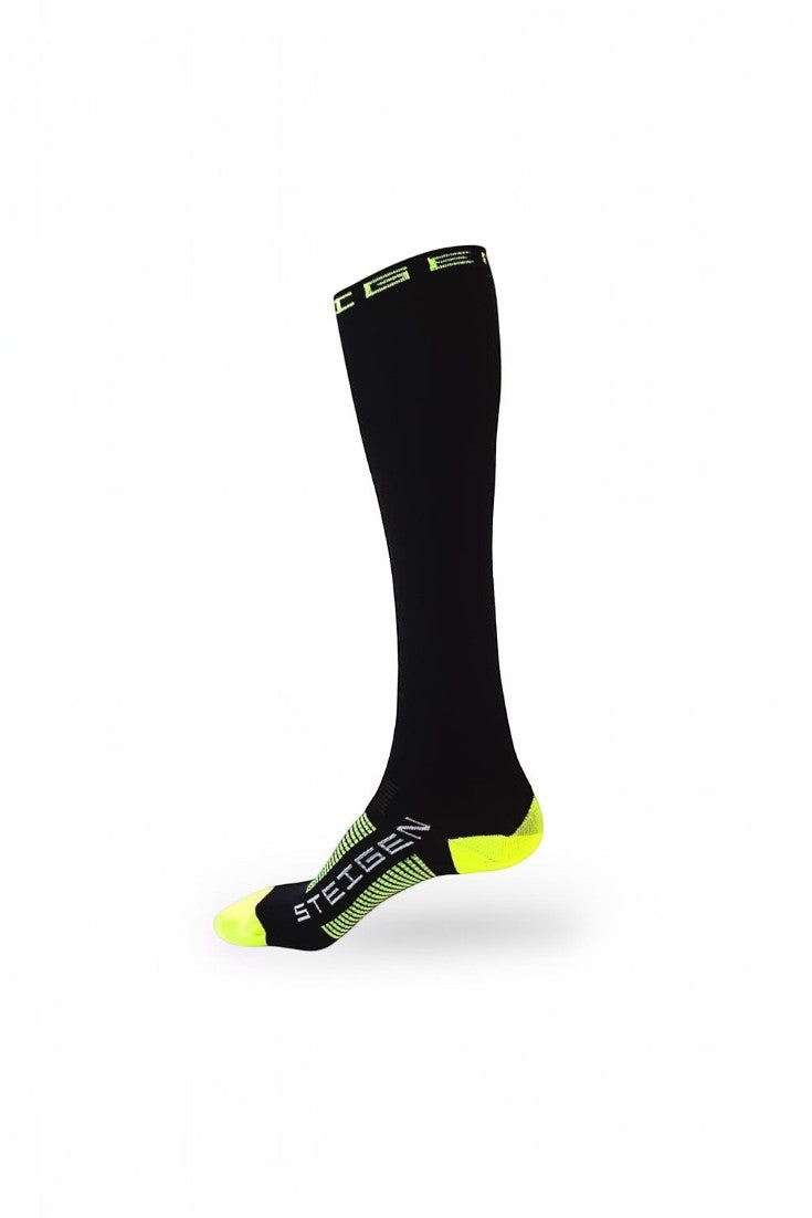 Meia esportiva de cano alto SPORTBR preta com detalhes em amarelo neon, sem costura e tecido respirável para corrida