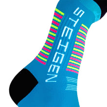 Meia infantil cano baixo azul da Steigen com listras neon e logo branco, ideal para esportes.