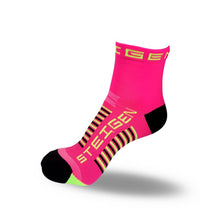 Meia infantil cano baixo rosa neon da SPORTBR com detalhes em preto e verde neon, tecnologia anti bolhas.