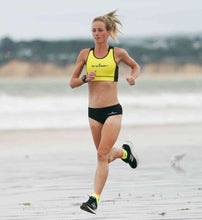 Meia Steigen cano baixo amarela neon com detalhes em preto, feita de nylon e lycra, ideal para corrida.