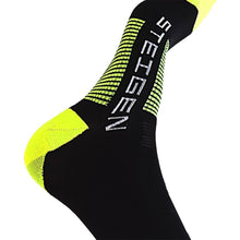 Meia cano inteiro preta da Steigen com detalhes em verde neon, feita de nylon e lycra para conforto e performance.