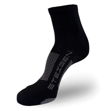 Meia cano médio preta lisa Steigen, com amortecimento no antepé e suporte no arco plantar, feita de nylon e lycra.