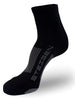 Meia cano médio preta lisa Steigen, com amortecimento no antepé e suporte no arco plantar, feita de nylon e lycra.