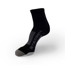 Meia para corrida  SPORTBR Steigen cano médio preta com detalhes em cinza e logo da marca. Feita em nylon e lycra.