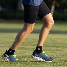 Meia Steigen cano médio preta, com logo discreto, ideal para corrida e performance.