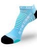 Meia Steigen sem cano azul bebê com detalhes em branco e preto, ideal para corrida e treino.