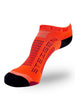 Meia Steigen sem cano laranja com detalhes em vermelho e preto, ideal para corrida.