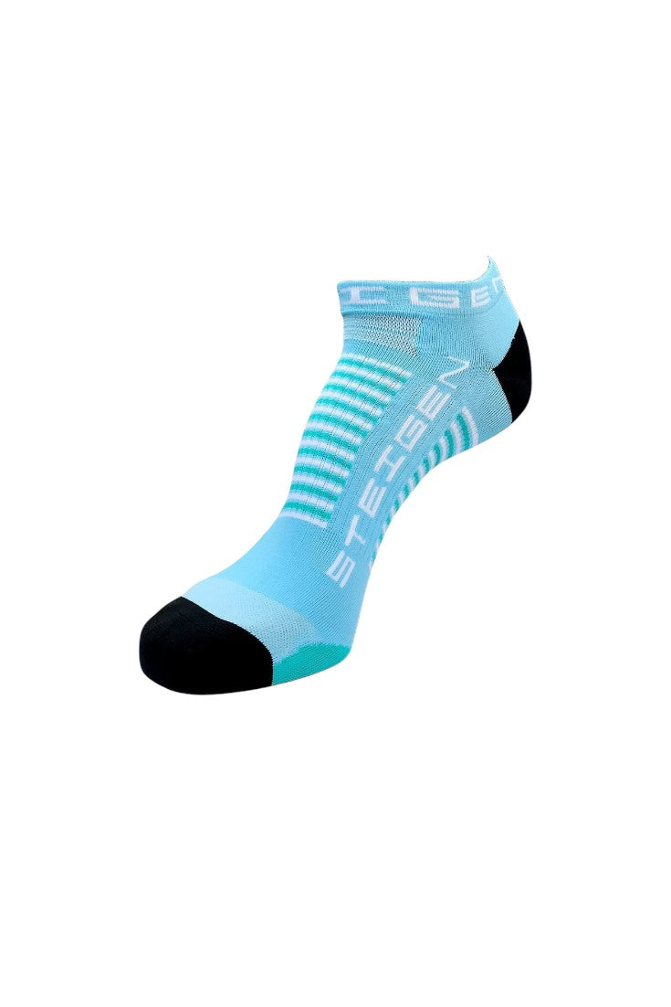 Meia de corrida SPORTBR Steigen sem cano na cor azul bebê com detalhes em branco e preto, tecido técnico respirável.