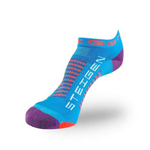 Meia Steigen sem cano azul com detalhes em laranja e roxo, ideal para corrida e treino.