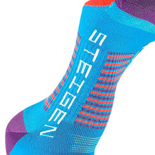 Meia Steigen sem cano azul com detalhes em roxo e laranja, feita de nylon e lycra.