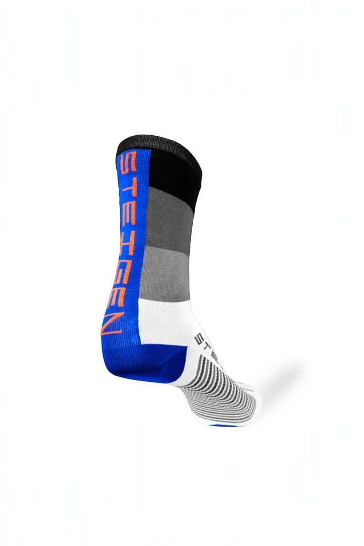 Meia de corrida SPORTBR Steigen cano alto modelo Belle com design tricolor em azul, cinza e branco e logo laranja.