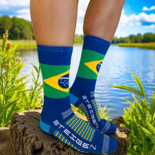 Meias esportivas Steigen cano alto com estampa da bandeira do Brasil, azul, verde e amarela.