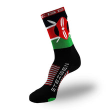 Meia cano alto Steigen Kenya preta com detalhes em verde, vermelho e branco, inspirada na bandeira do Quênia. Feita em poliamida e elastano.