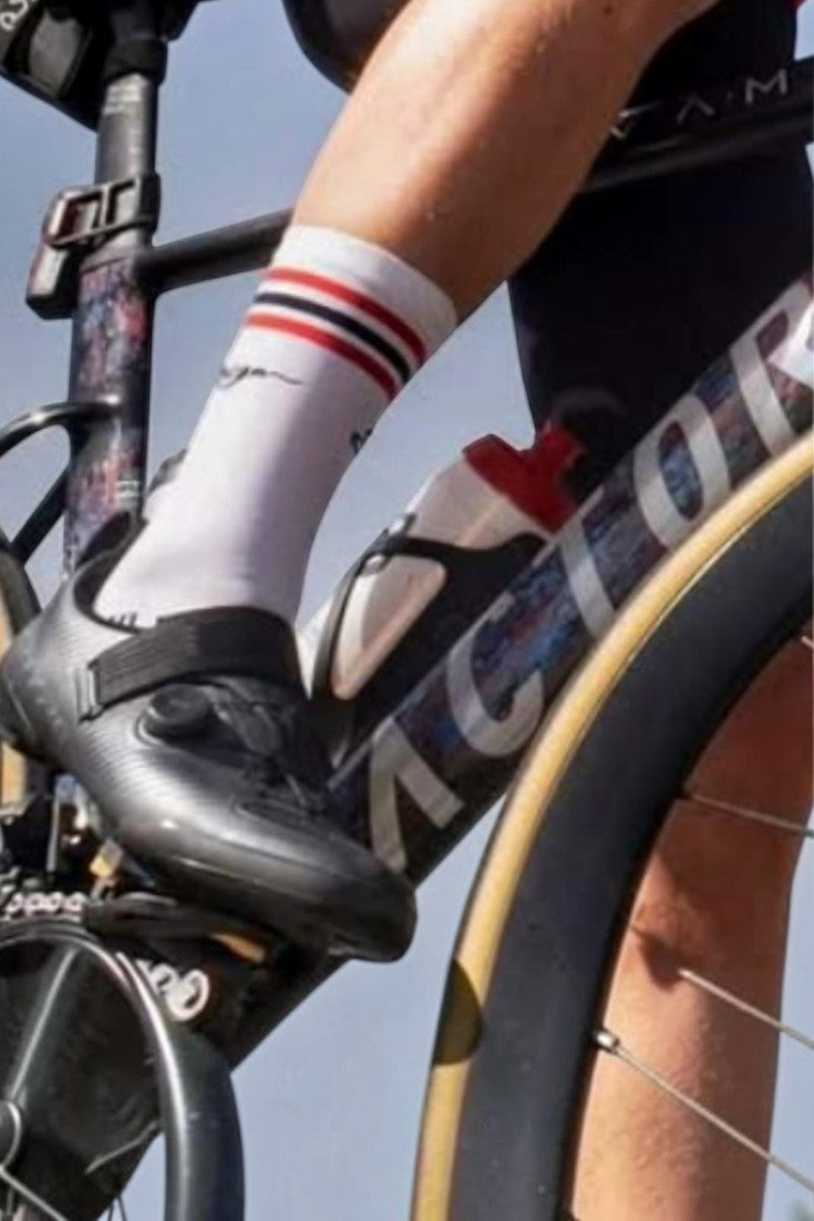 Meia SPORTBR Steigen cano alto Classic Vintage branca com listras pretas e vermelhas em ciclista pedalando