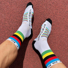 Meias Steigen cano alto World Champs brancas com listras coloridas no tornozelo e logo da marca. Feitas em nylon e lycra.