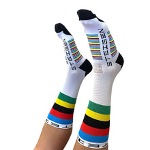 Meias Steigen cano alto World Champs brancas com listras coloridas e logo da marca. Feitas em nylon e lycra.