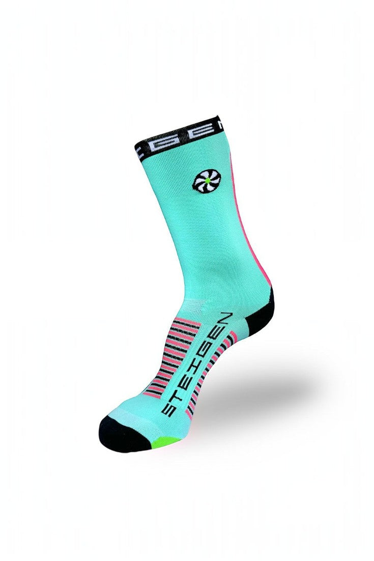 Meia de corrida SPORTBR Steigen cano alto Licorice Allsorts em tom verde menta com detalhes em rosa e preto