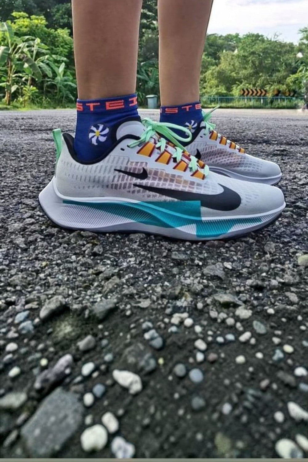 Meia SPORTBR Steigen cano baixo azul royal em uso com tênis de corrida em ambiente externo.