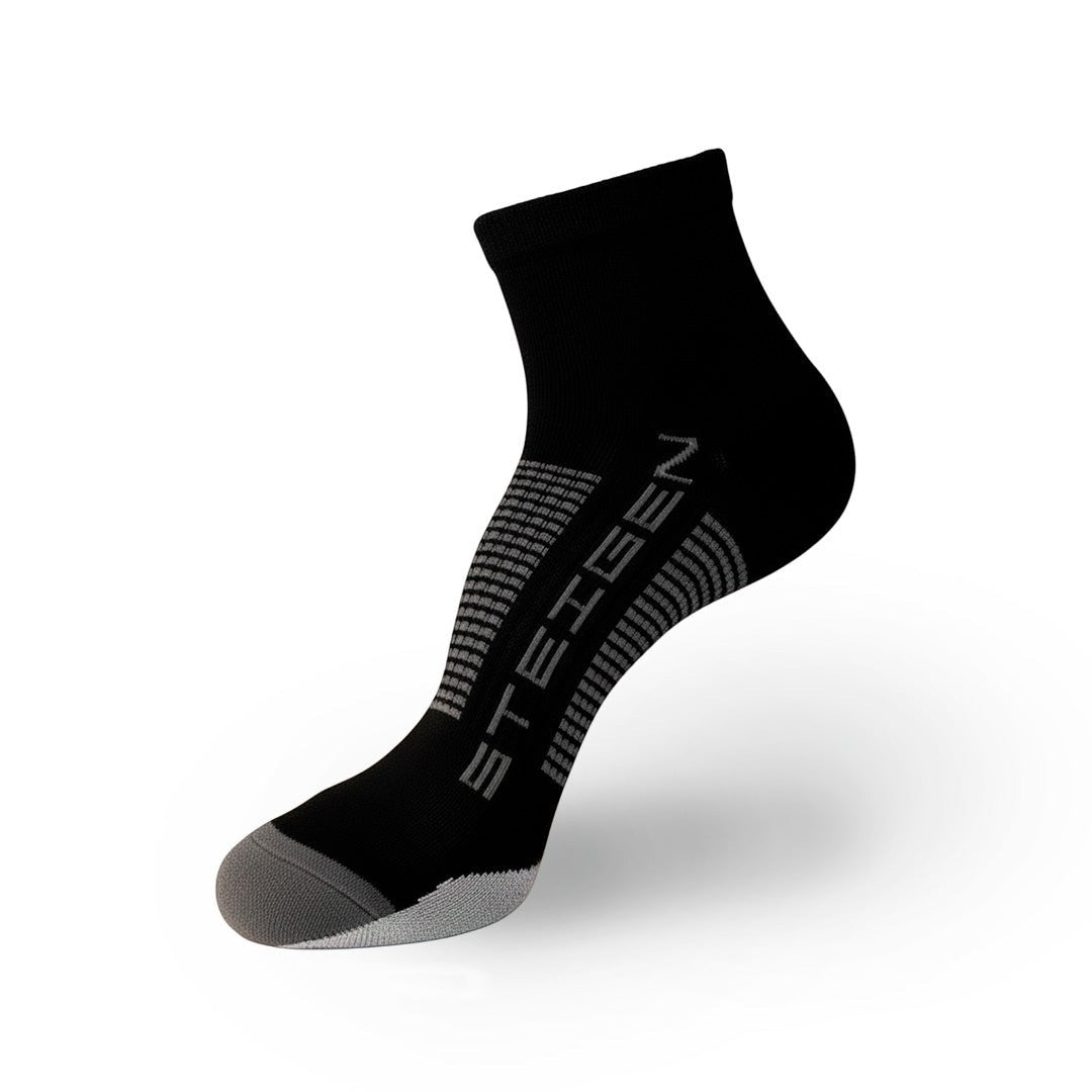 Meia Steigen cano baixo preta com detalhes em cinza e logo da marca. Ideal para corrida.
