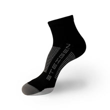 Meia Steigen cano baixo preta com detalhes em cinza e logo da marca. Ideal para corrida.