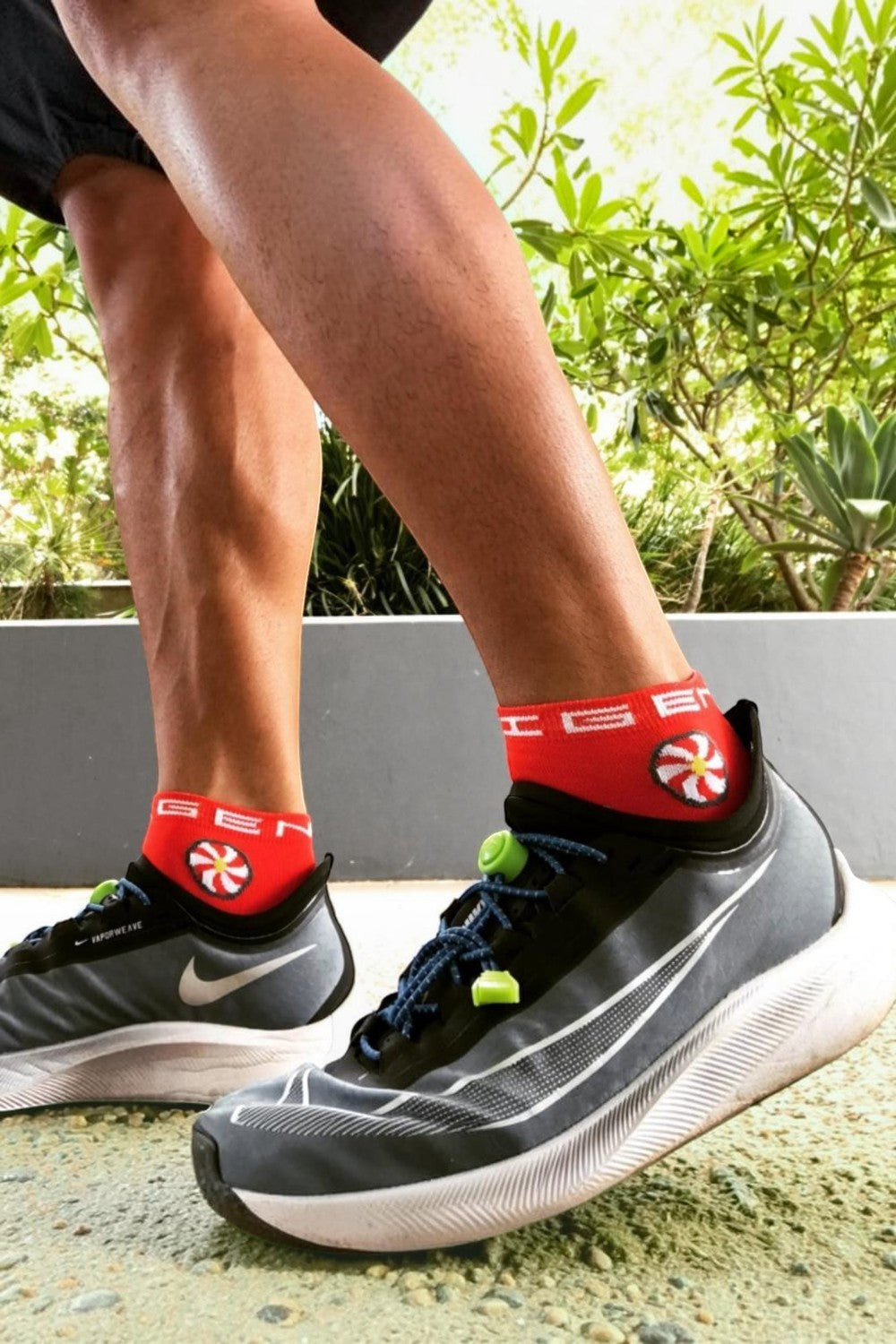 Meia esportiva SPORTBR Steigen cano baixo na cor vermelha cherry, com tecnologia anti-bolhas e tecido respirável.