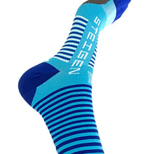 Meia cano inteiro Steigen Blueberry em azul e azul marinho com listras e logo da marca.