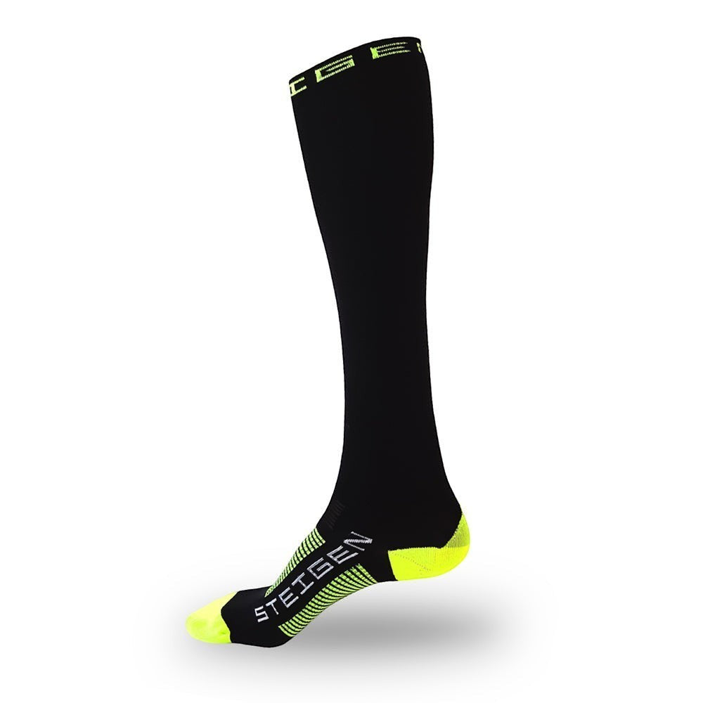 Meia cano inteiro preta da Steigen com detalhes em verde neon e logo da marca. Feita em microfibra e lycra.