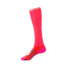 Meia Steigen cano inteiro rosa com listras finas em tom mais claro, feita de microfibra e lycra para esportes.