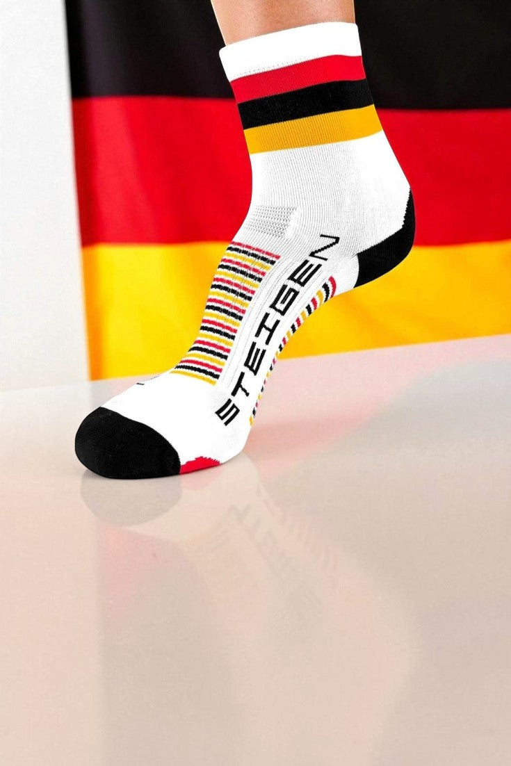 Meia esportiva SPORTBR Steigen cano médio branca com listras coloridas e logo lateral, ideal para corrida.