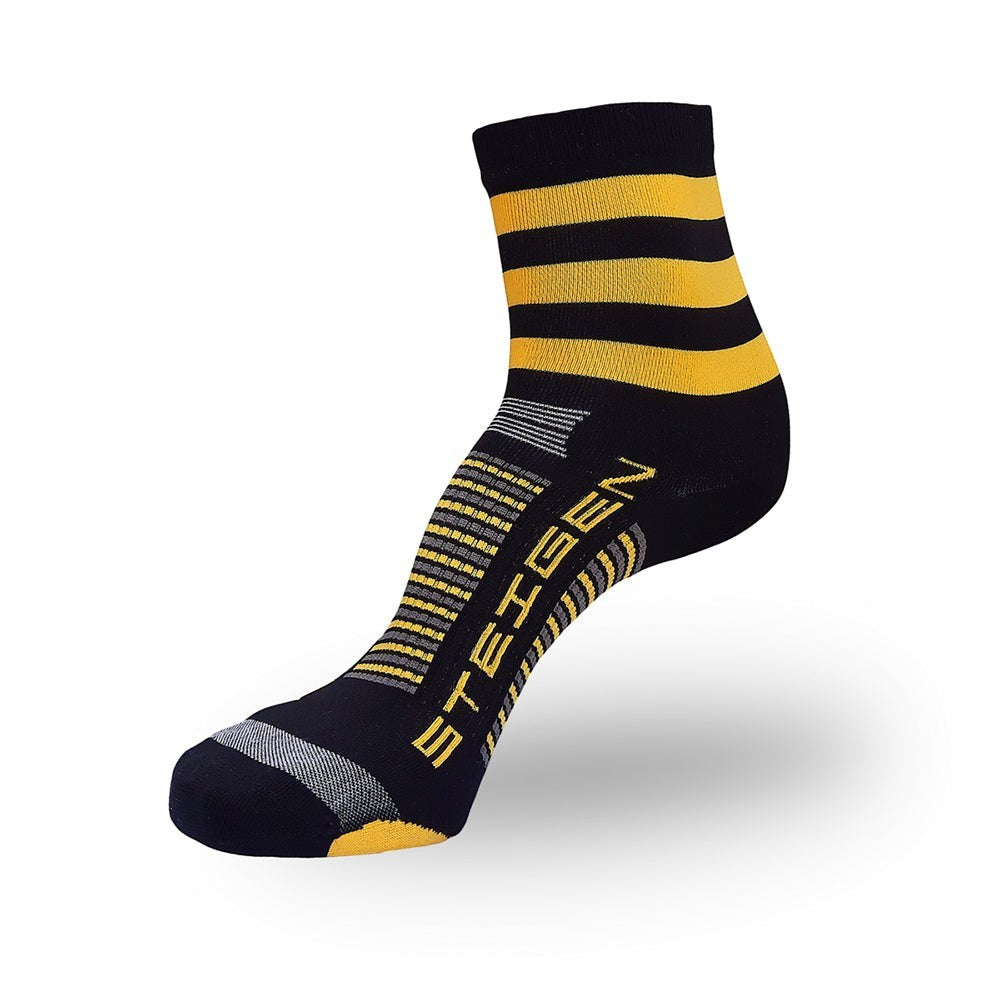 Meia esportiva Steigen cano médio preta com listras amarelas e cinzas, logo Steigen.