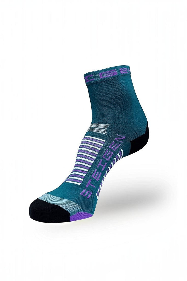 Meia esportiva SPORTBR Steigen cano médio na cor esmeralda com detalhes em roxo, tecido respirável e sem costura.