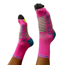 Meia Steigen cano médio Pink Candy com listras azuis e amarelas, cano médio e detalhes em verde limão.