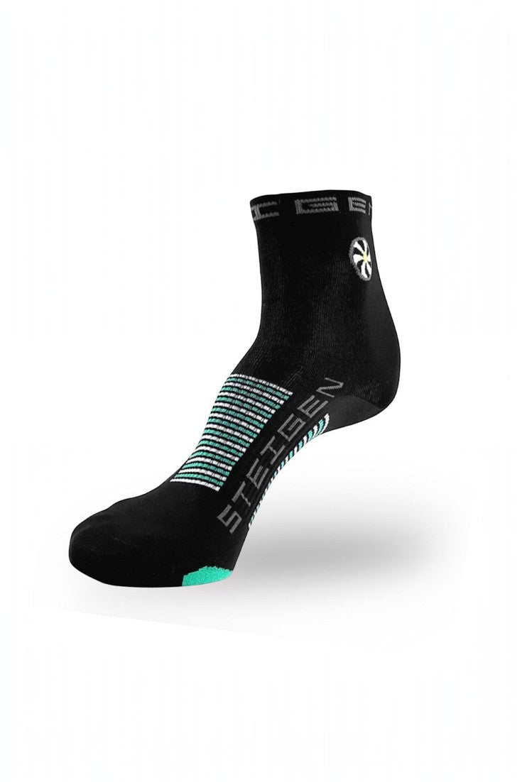 Meia de corrida SPORTBR Steigen cano médio preta, sem costura, com detalhes em verde e logo lateral.
