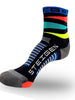 Meia esportiva Steigen cano médio com listras coloridas em preto, azul, verde, amarelo e vermelho. Tecnologia anti bolhas.